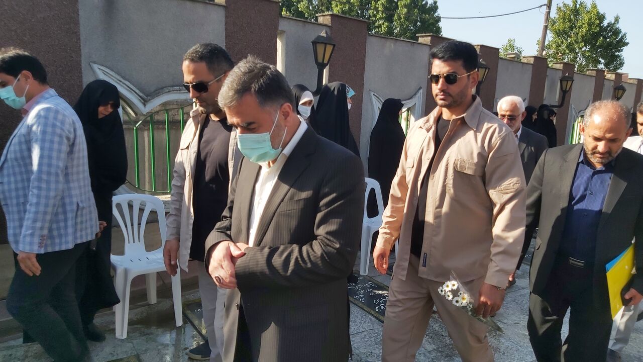 استاندار مازندران سفرش به فریدونکنار را با اداری احترام به شهدا آغاز کرد