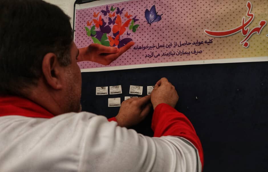 «دیوار مهربانی»  به داروخانه هلال احمر گرگان رسید