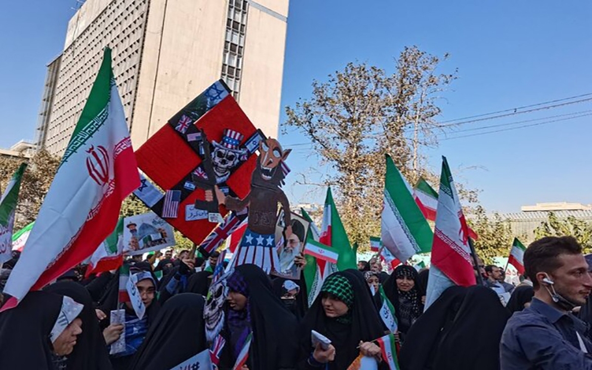 مقاومت با مشتهایی گرهکرده